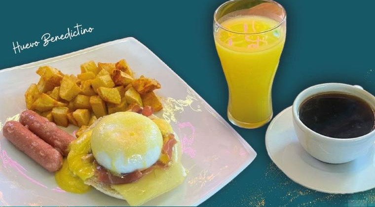 Huevo benedictino con café y jugo